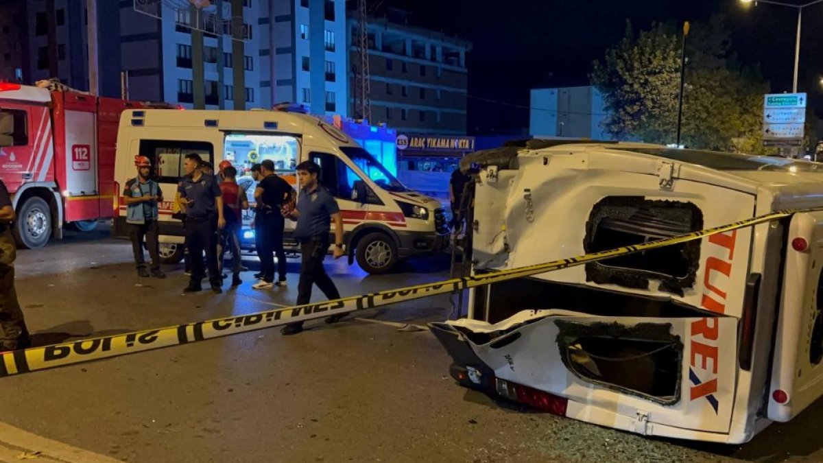 Sultanbeyli’de servis minibüsü ile otomobil çarpıştı: 10 kişi yaralandı