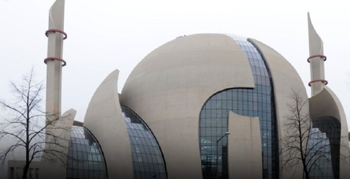 Almanya'da bir caminin girişine duvar ördüler