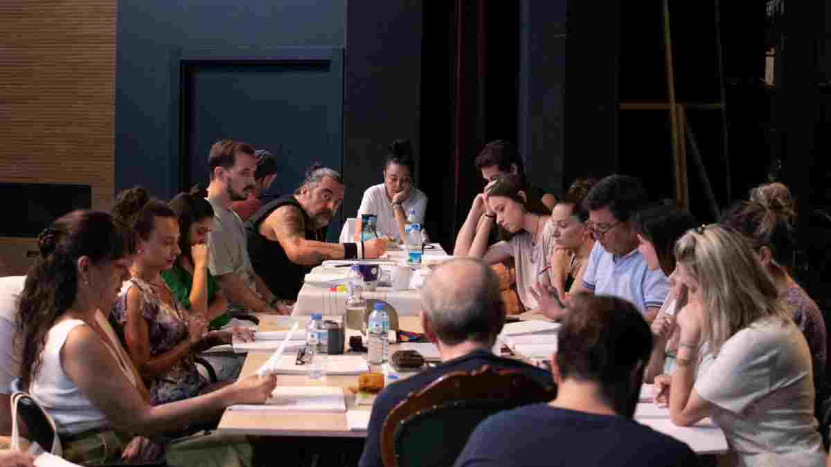 İzmir Şehir Tiyatroları “Cadı Kazanı”nın provalarına başladı