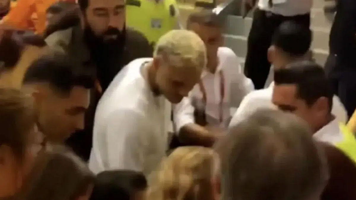 Şok görüntüler! Mauro Icardi, Fenerbahçeli olduğu iddia edilen taraftara kafa attı