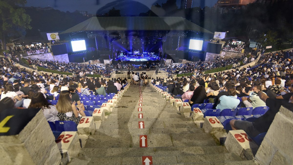 Açıkhava sahnesinde tiyatro seyri: “Gözlerimi Kaparım Vazifemi Yaparım” Harbiye’de sergileniyor...