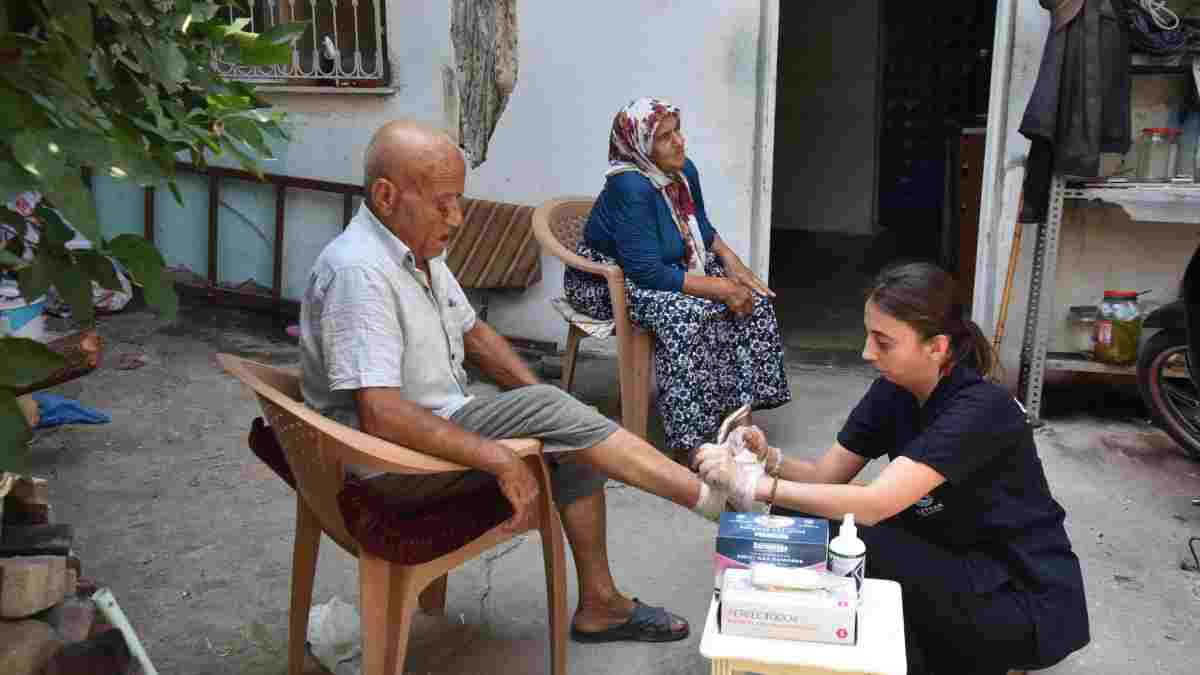 Belediyeden yüzleri güldüren evde sağlık hizmeti: Ücretsiz olarak vatandaşların ihtiyaçları karşılanıyor