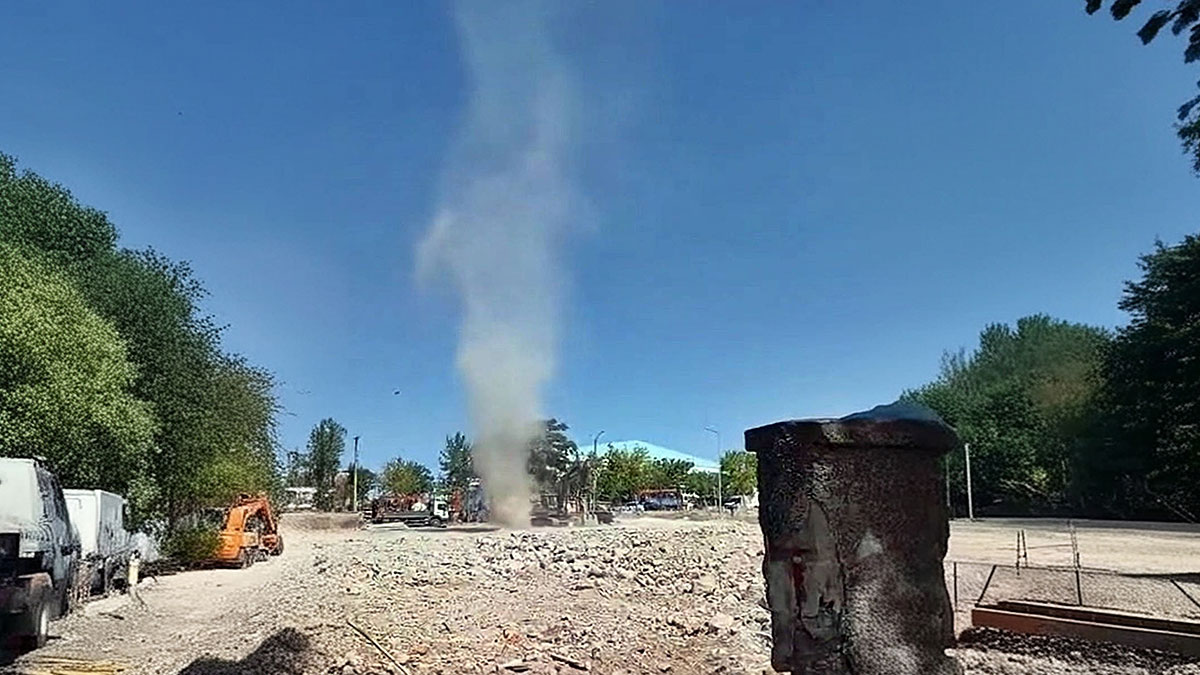 Hortum korkuttu ama güldürdü! Rüzgarın şakası kamerada