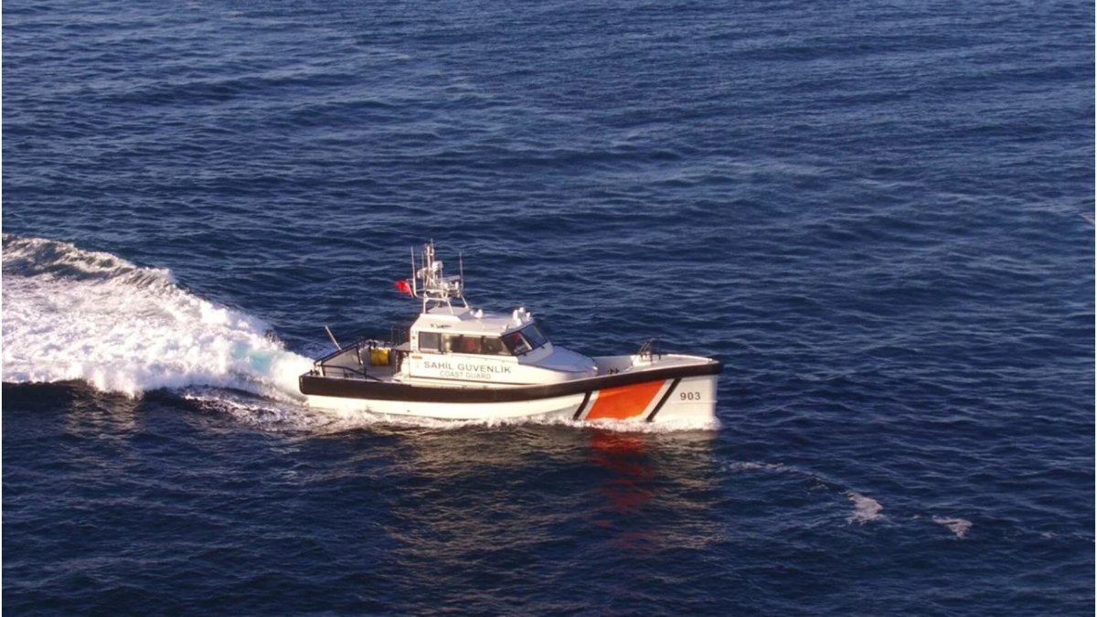 Muğla'da 8 kişinin bulunduğu fiber tekne battı: Kayıp 2 çocuk 12 saat sonra kayalıklarda bulundu