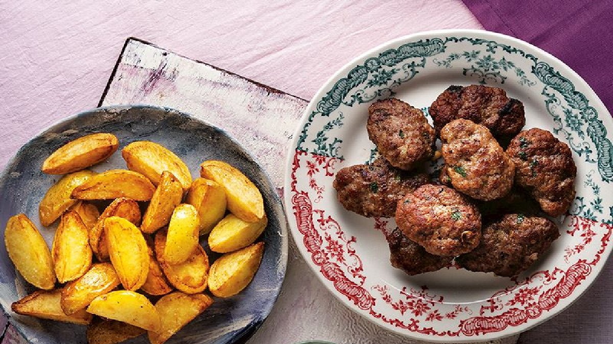En lezzetlisi anne elinden çıkar ama bir de siz deneyin! İşte orijinal anne köftesi tarifi…