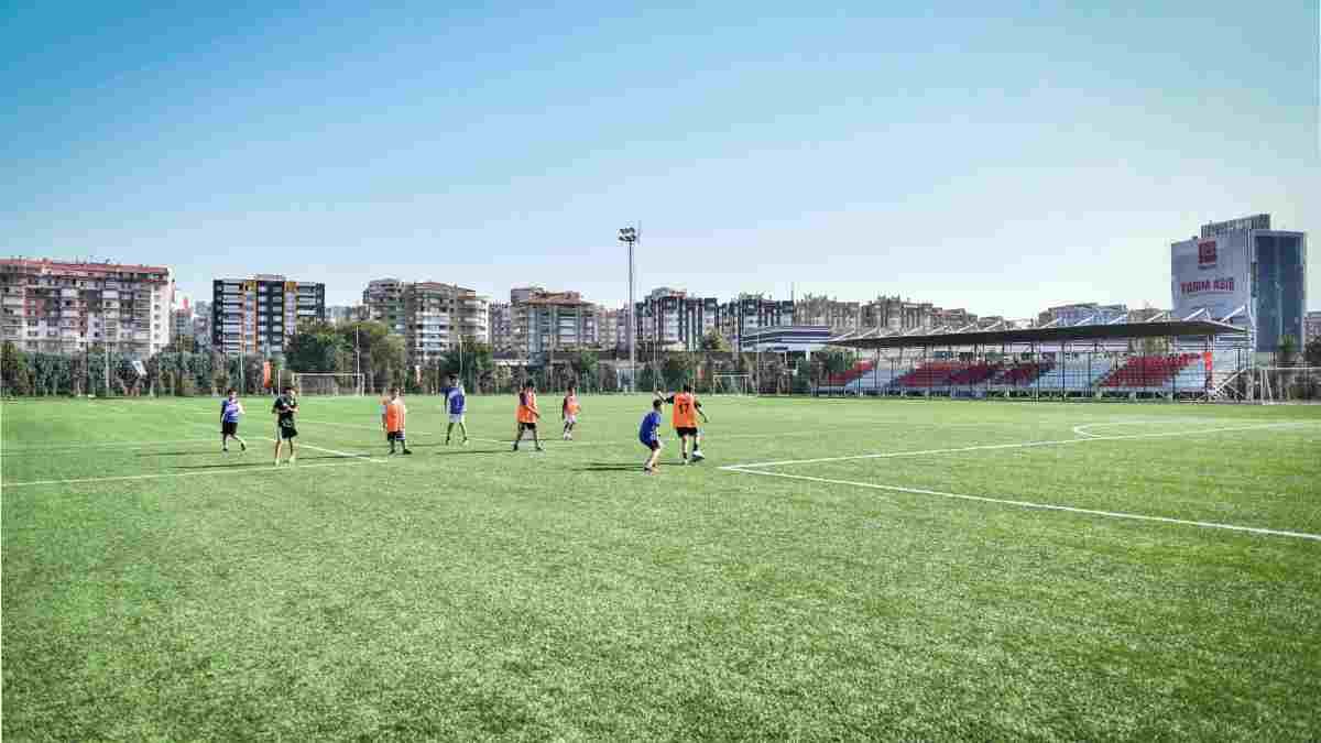 UEFA sertifikalı antrenörler eşliğinde ücretsiz eğitim... Büyükşehir, başkentli minikleri yaz tatilinde futbolla buluşturdu