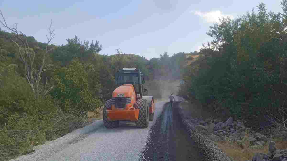 Büyükşehir’den 13 bin ton asfalt, 55 kilometre sathi kaplama