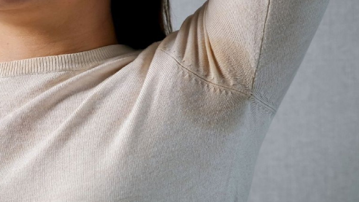 Beyaz tişörtleriniz çöp olmasın! Ne ter lekesi ne de yemek lekesi kalacak! Hepsi bembeyaz olacak