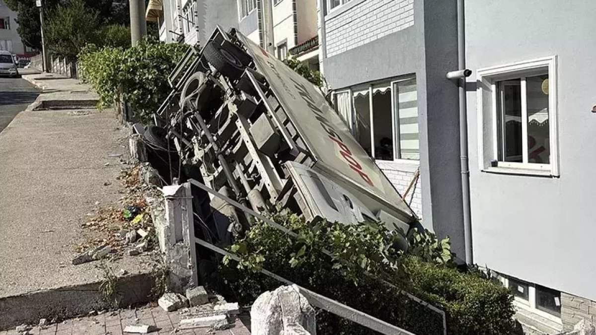 Karabük’te ilginç kaza: Kamyonet park halindeyken hareket etti, 3 metreden apartman bahçesine uçtu