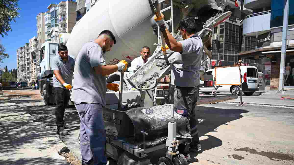 İzmir’de bir ilk: Mustafa Kemal Caddesi bordür makinesi ile yenileniyor... İşçilik maliyetini üçte bire indiriyor