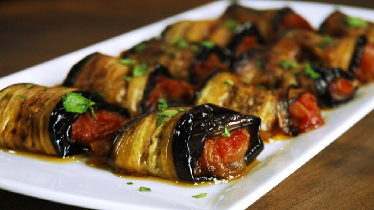 Sıcacık yaz günlerine muhteşem eşlikçi! Zeytinyağının en çok yakıştığı lezzet: İşte zeytinyağlı patlıcan sarma tarifi…