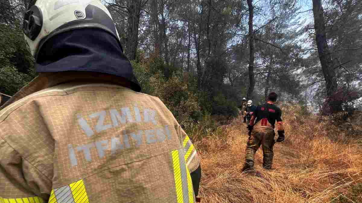 İzmir İtfaiyesi Menderes’te alevlerle mücadele ediyor