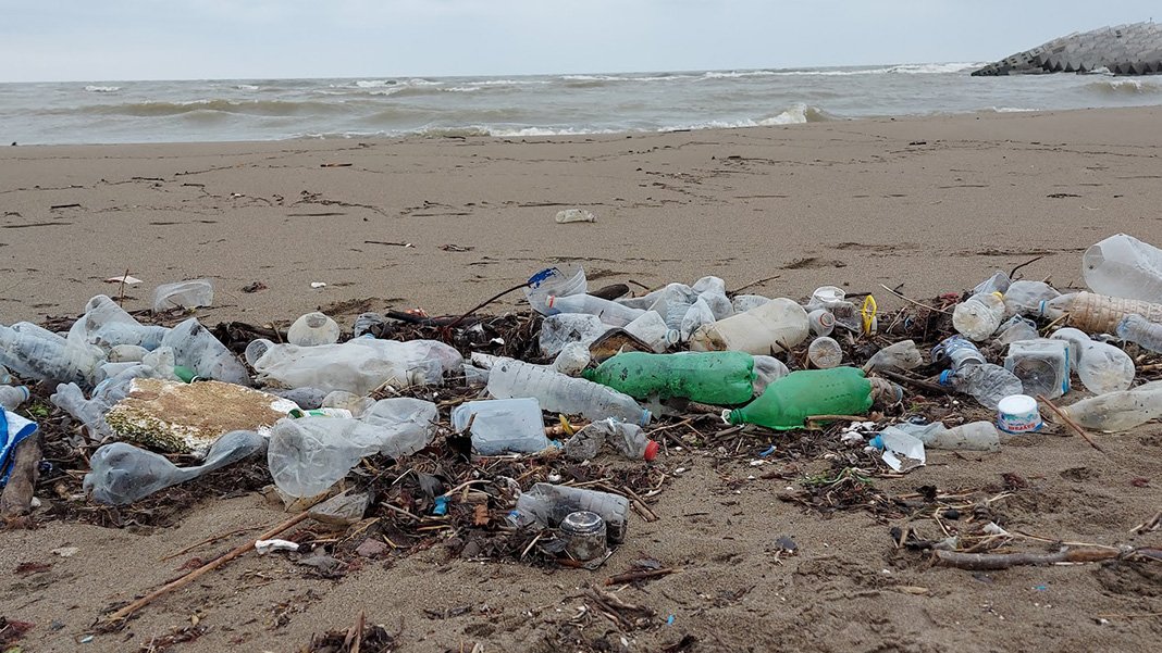 Karadeniz kıyılarında deniz çöpü: Plajların yüzde 90’ı kirli