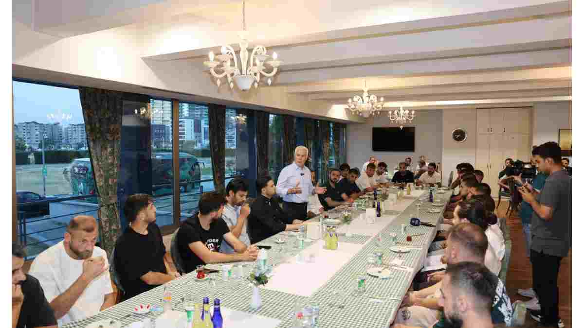 Başkan Bozbey, Bursasporlu futbolcularla sezon öncesinde moral yemeğinde bir araya geldi