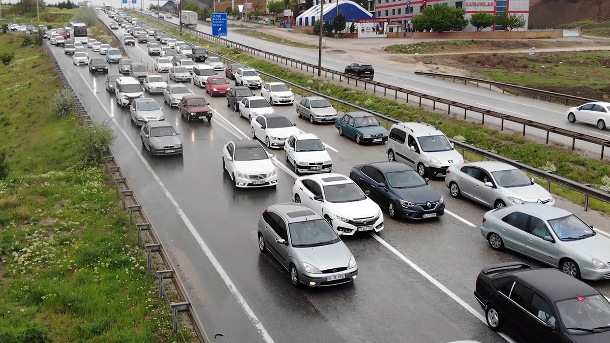 43 ilin geçiş güzergahında trafik durma noktasına geldi