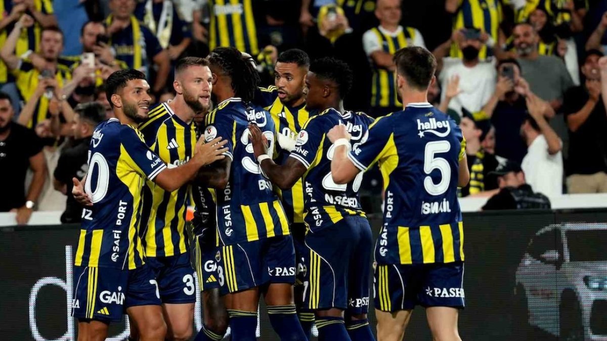 Fenerbahçe evinde galip: Sarı-lacivertliler, Kadıköy'de Kocaelispor'a karşı 3-1 kazandı