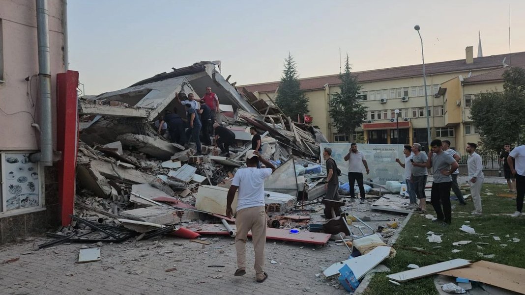 Balıkesir beşik gibi sallanıyor: 6,1'lik depremin artçıları devam ediyor