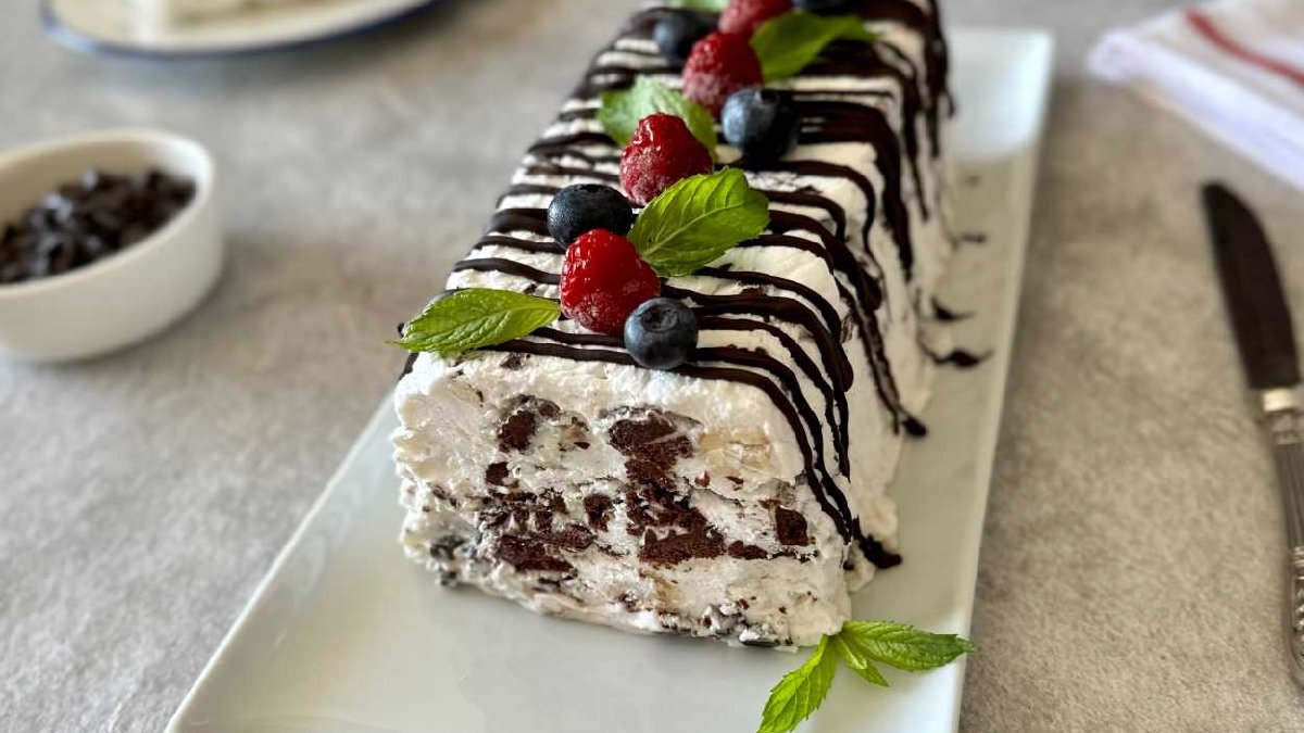 Yaz aylarına en çok yakışan tatlı! Ağzınıza attığınız an da içiniz serinleyecek! İşte yaz en sevileni parfe tarifi…