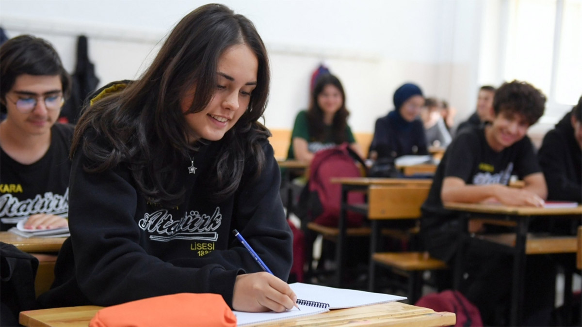 Kız öğrencilere serviste ön koltuk yasağı... Düzce Valiliği'nden tartışmalı okul kararları için inceleme