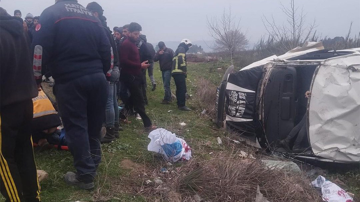 Hatay'da devrilen minibüsteki 13 kişi yaralandı
