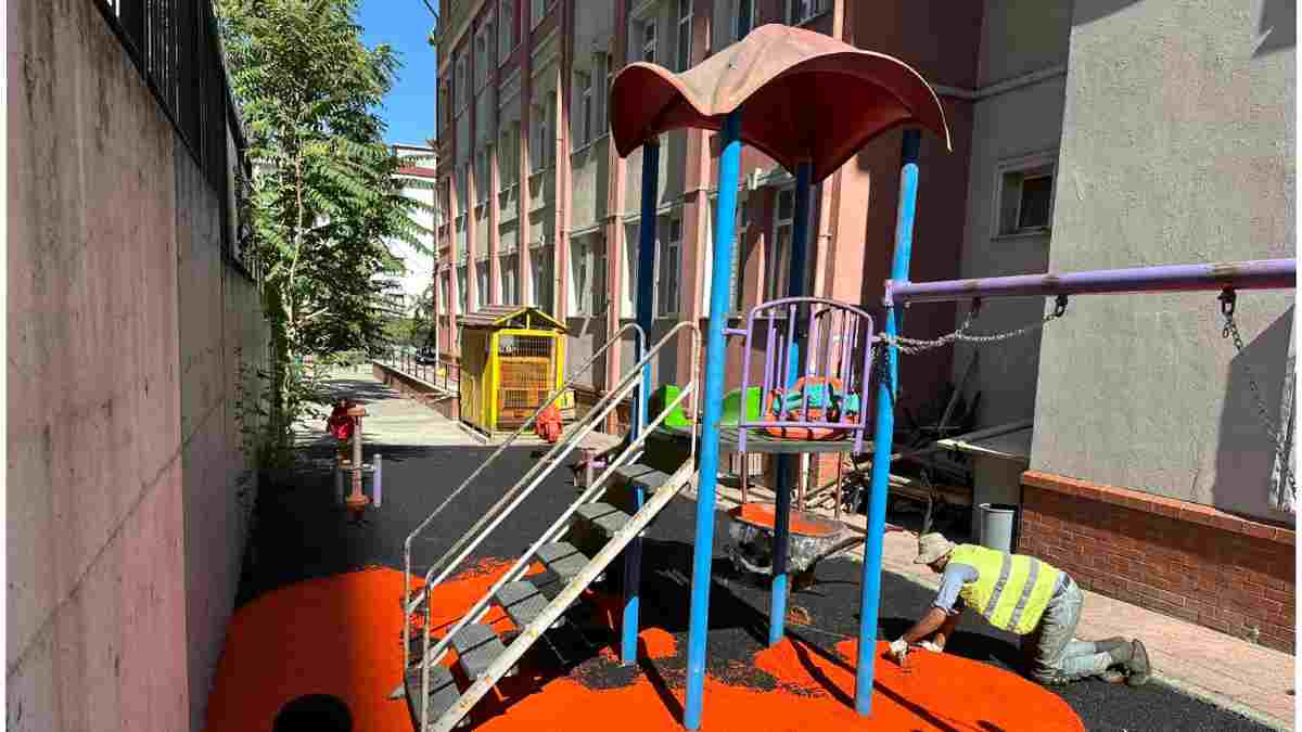 Esenyurt Belediyesinden okul bahçelerine oyun alanları
