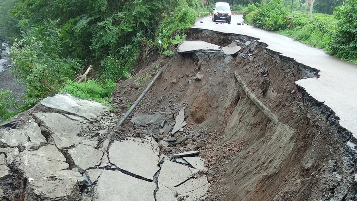 Artvin'de heyelan: 2 köy yolu ulaşıma kapatıldı