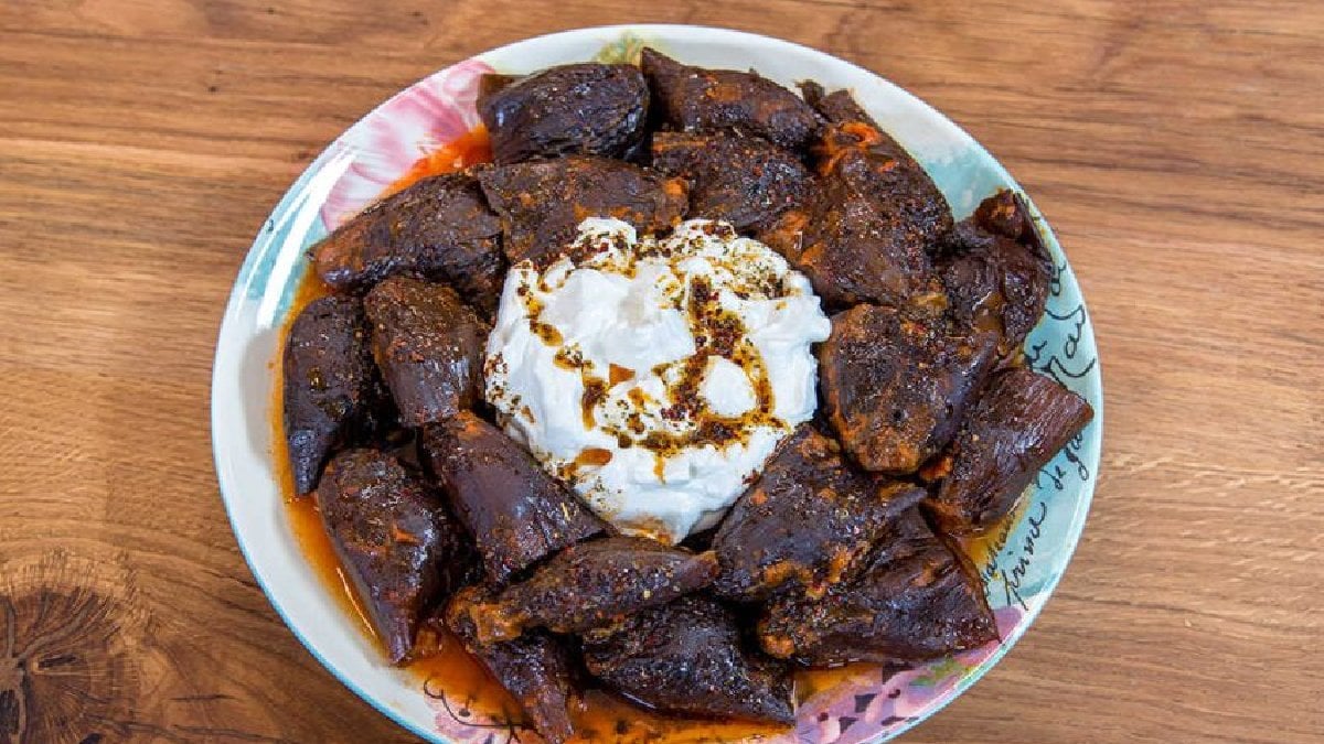 Güneydoğu mutfağının en lezzetlisi… Misafirler mest oluyor, herkes tarifini istiyor! Kuru patlıcanı bir de böyle deneyin