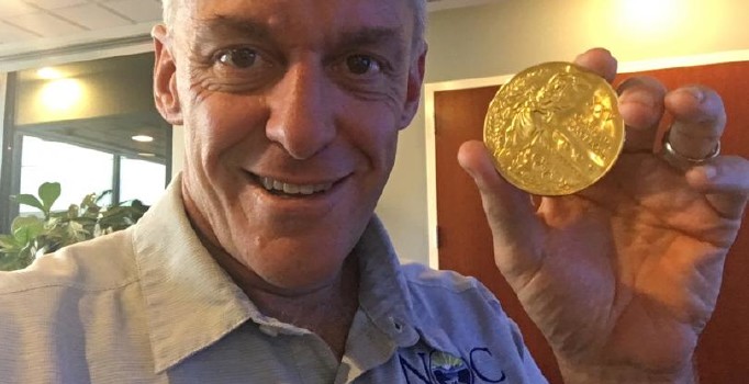 Altın madalyası çöpten çıktı