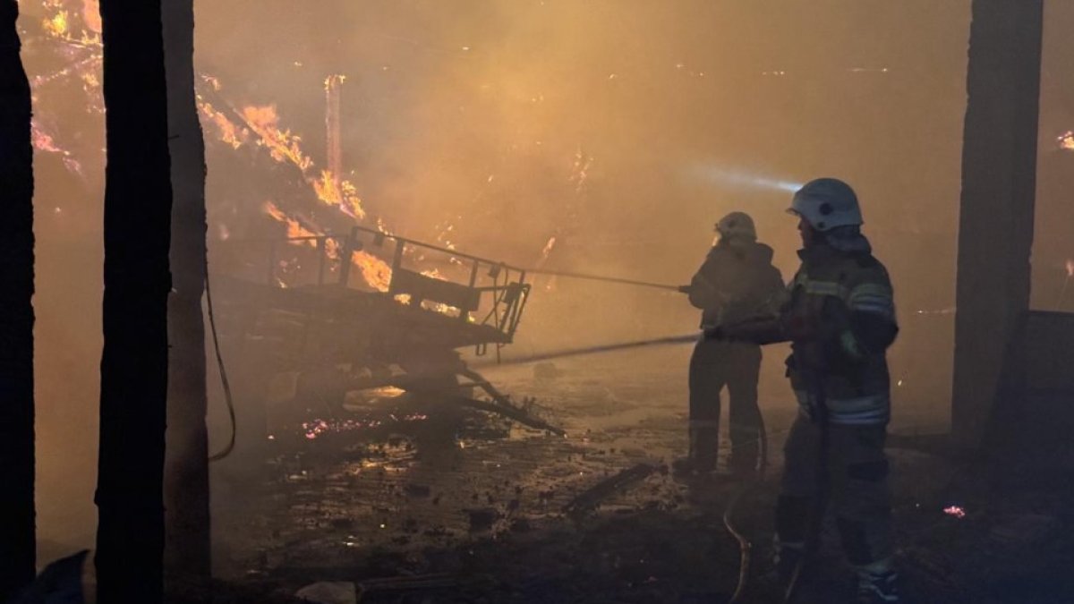 Kütahya’da köy yangını: 2 ev ve 3 samanlık kül oldu