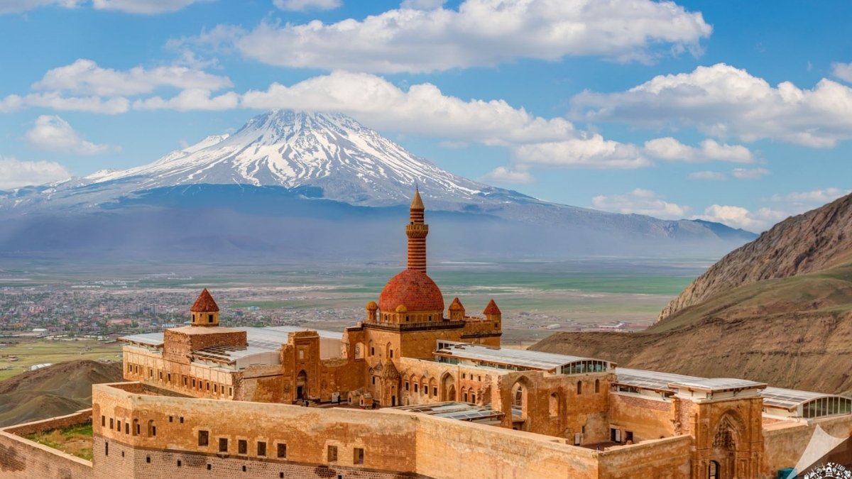 Doğubayazıt'ın gizemli güzeli! İshak Paşa Sarayı ziyaretçi akınına uğruyor: Tarihin derinliklerine inme zamanı