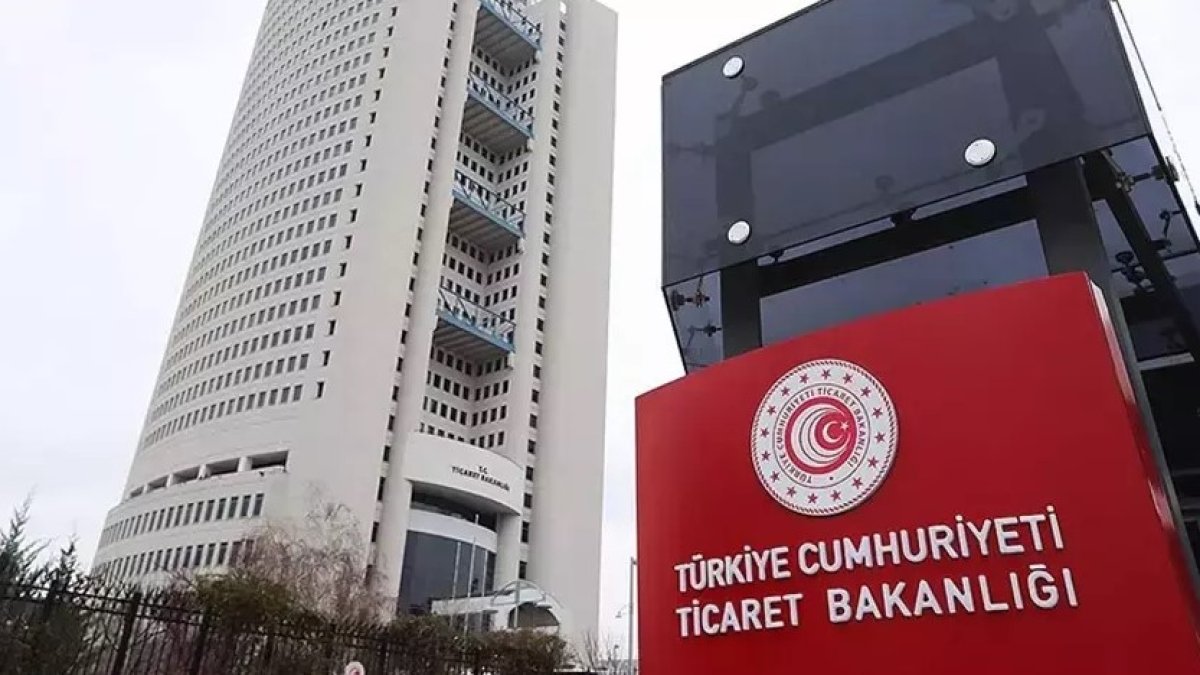Ticaret Bakanlığı harekete geçti: Ataşehir'de çöpe dökülen domatesler için inceleme başlatıldı