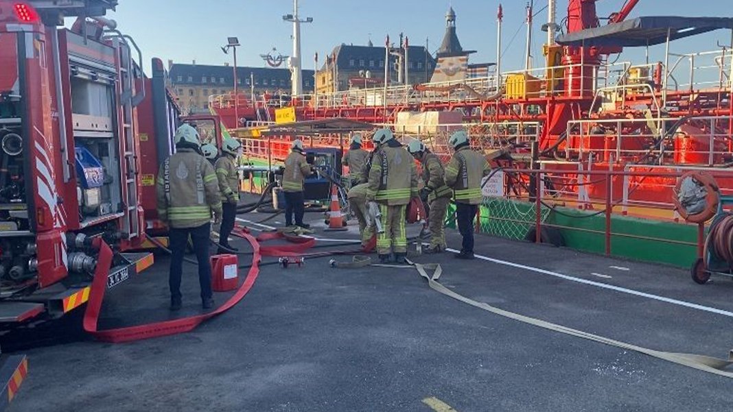 Haydarpaşa Limanı'nda korkutan yangın: Yakıt ikmal gemisi alev aldı