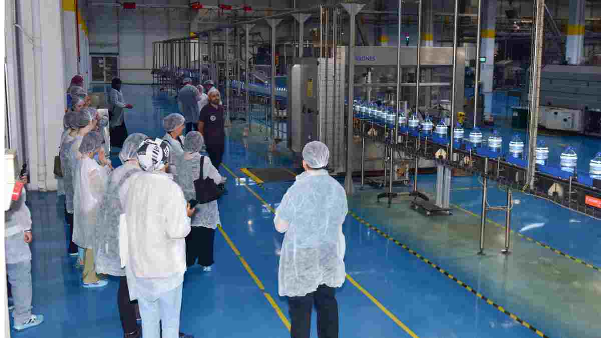Gençler, Bursa Su’yun üretimden satışa olan yolculuğunu yerinde gördüler