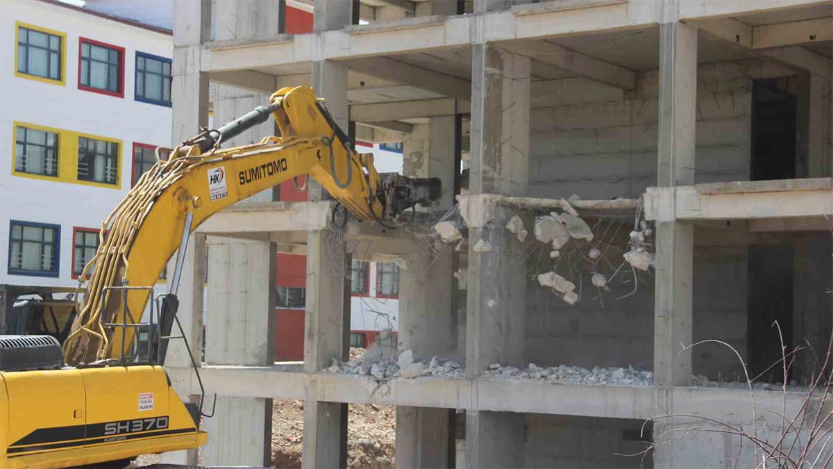 Betondan şüphelendi kendini ihbar etti: Müteahhit yaptığı binayı yıktırdı