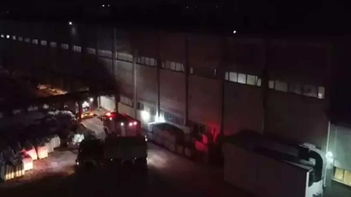 Balıkesir'de kağıt fabrikasında yangın: Ekipler hızla müdahale etti