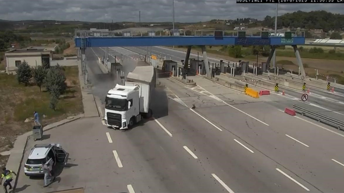 Çekmeköy'de can pazarı! Gişelere çarpan tır faciaya yol açtı