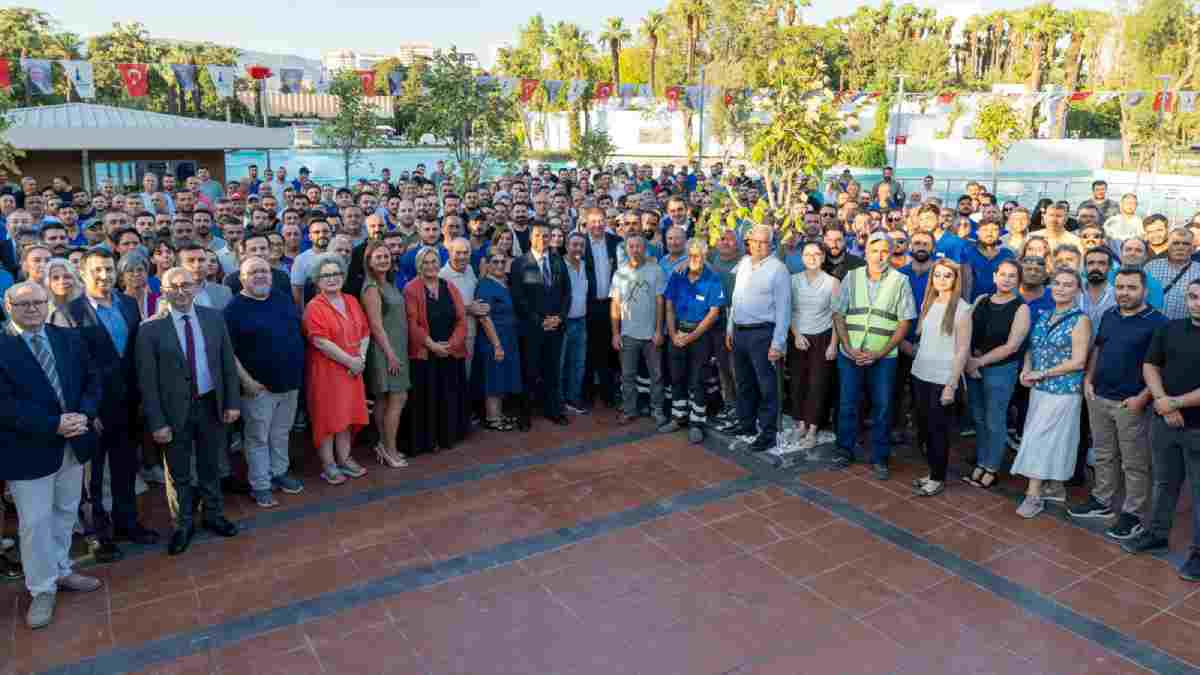 Başkan Tugay Kültürpark Göl Gazinosu’nu işçilerle açtı