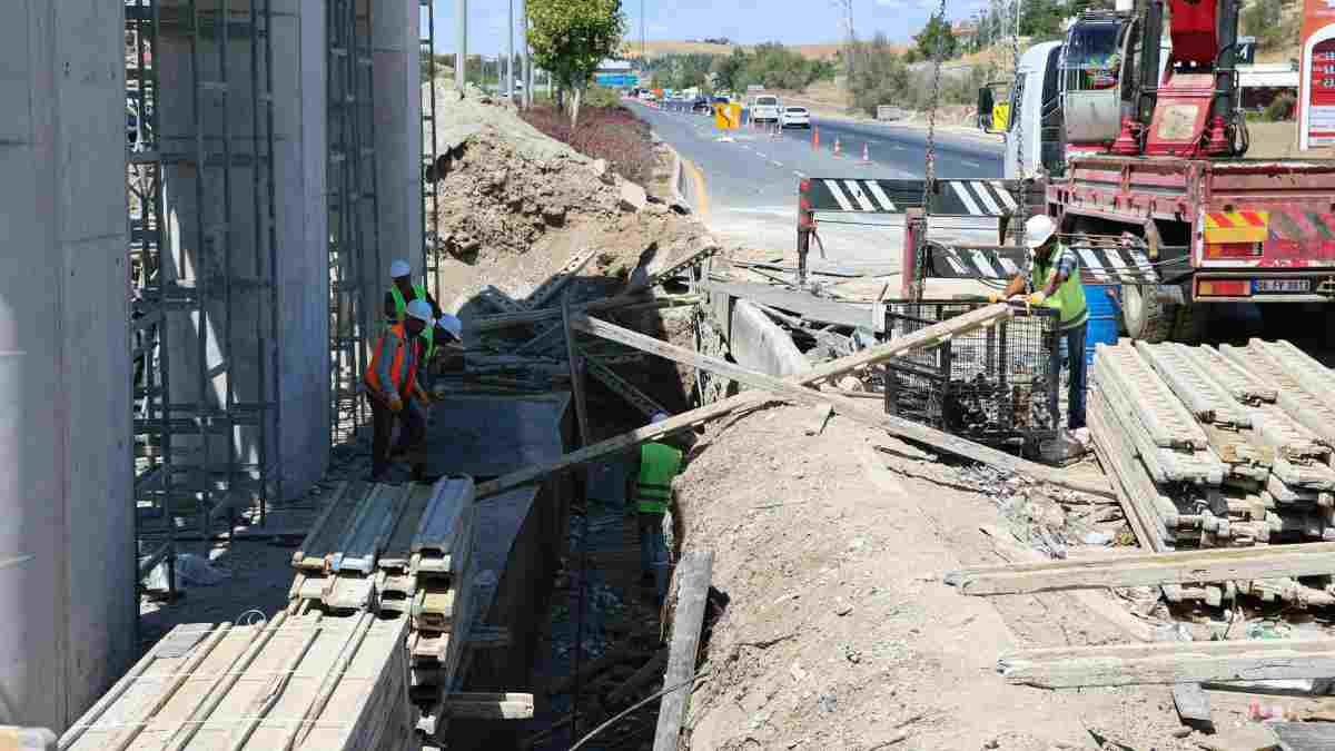 Gimat Alt Geçidi genişletiliyor, FSM Bulvarı’nda köprü inşaatı devam ediyor