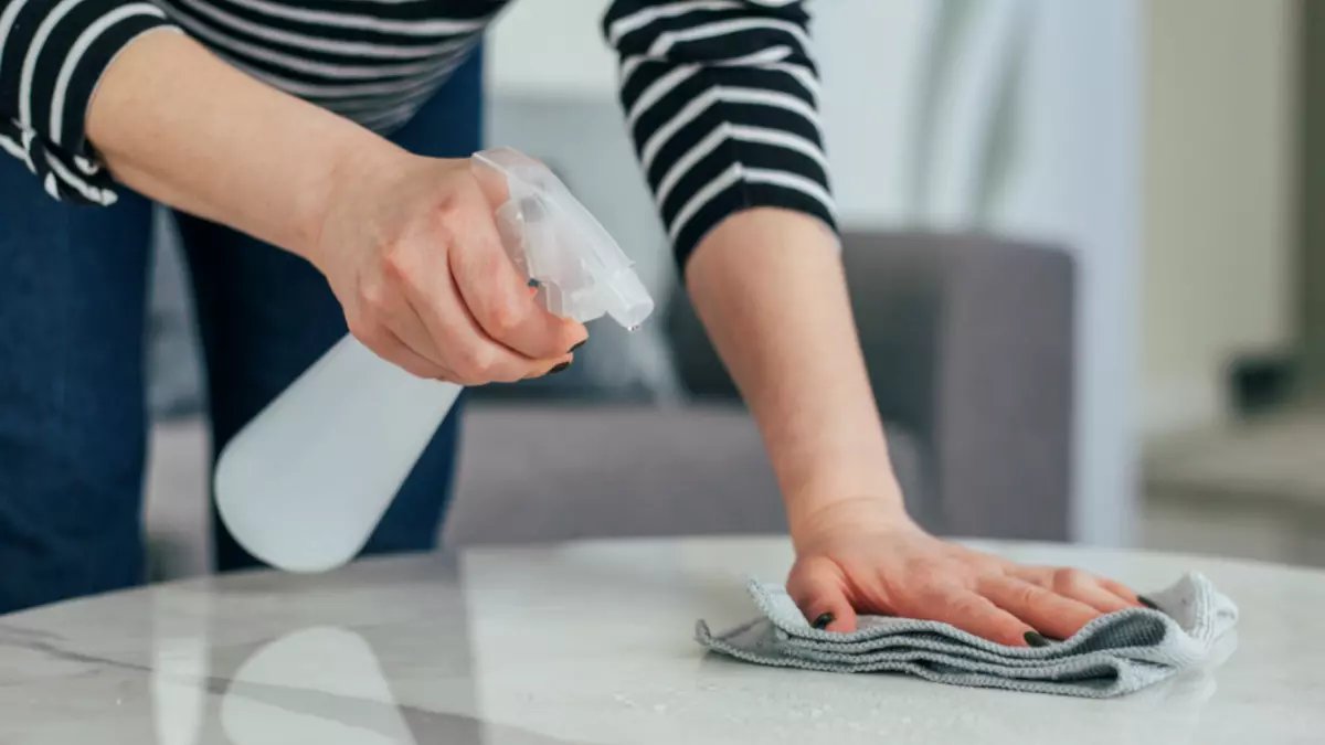 Toz almaktan sıkılanlara müjde: Mobilyaların haftalarca toz tutmasını engelleyen o basit yöntem!