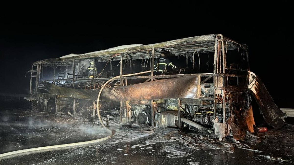 TAG otoyolunda korkutan anlar: Seyir halindeki otobüs alev alev yandı
