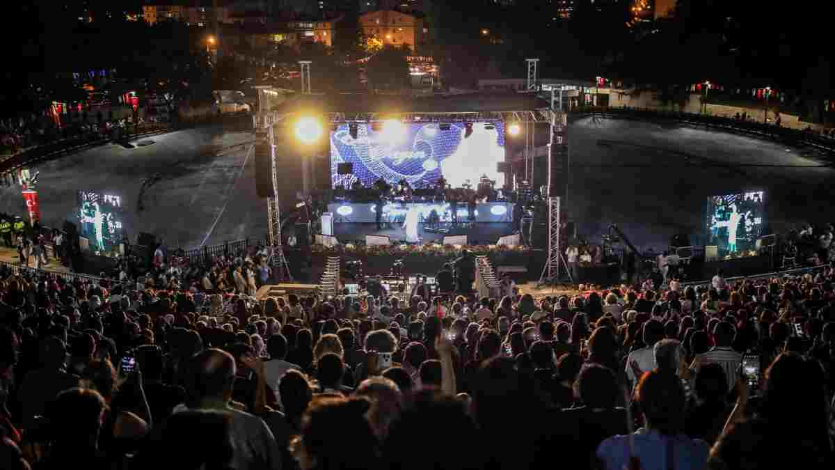 Zafer kutlamaları Emel Sayın’la taçlandı