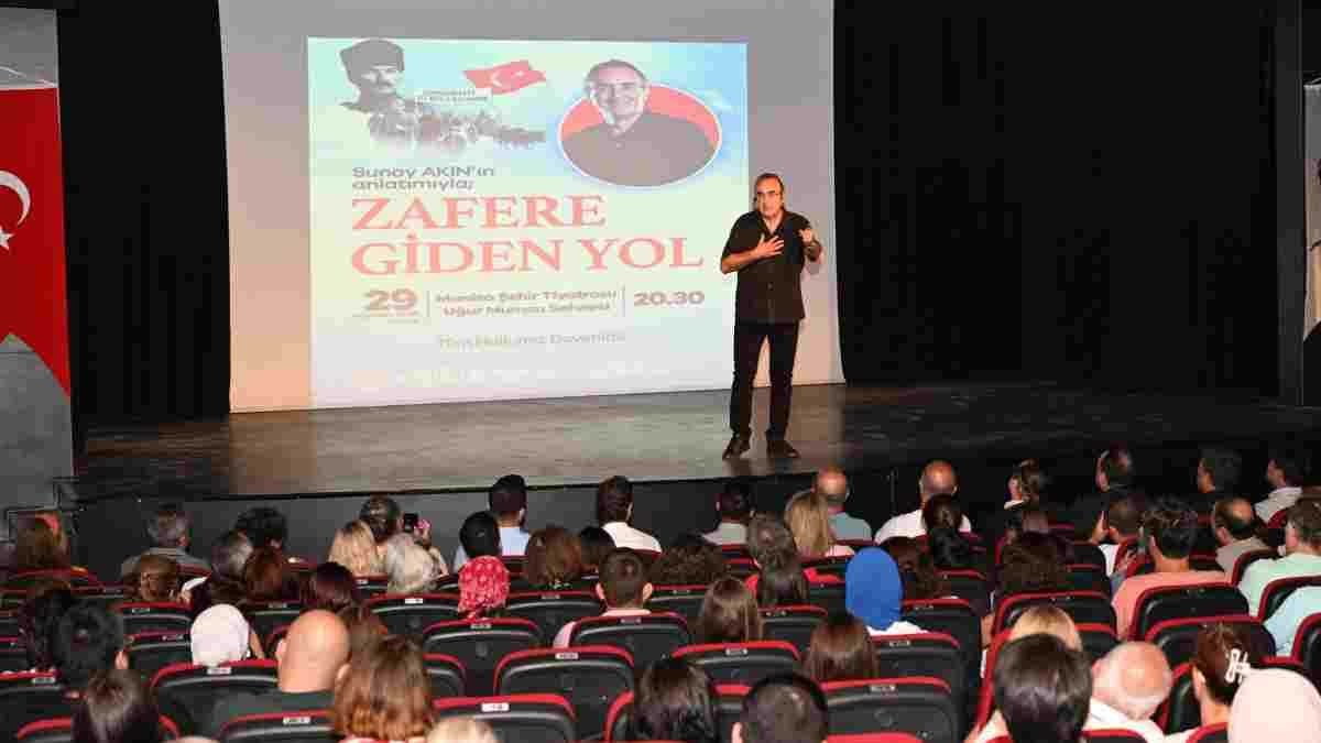 Sunay Akın’ın “Zafere Giden Yol” söyleşisi ayakta alkışlandı