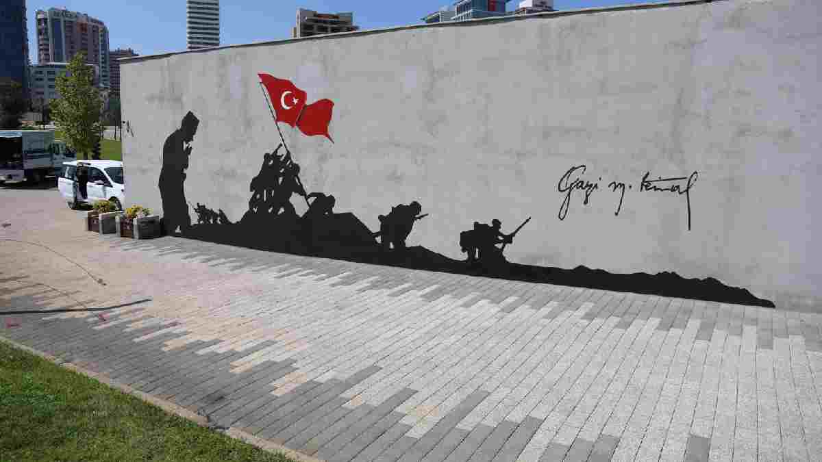 Zafer ruhu, Şehitlik Abidesi duvarlarına yansıtıldı