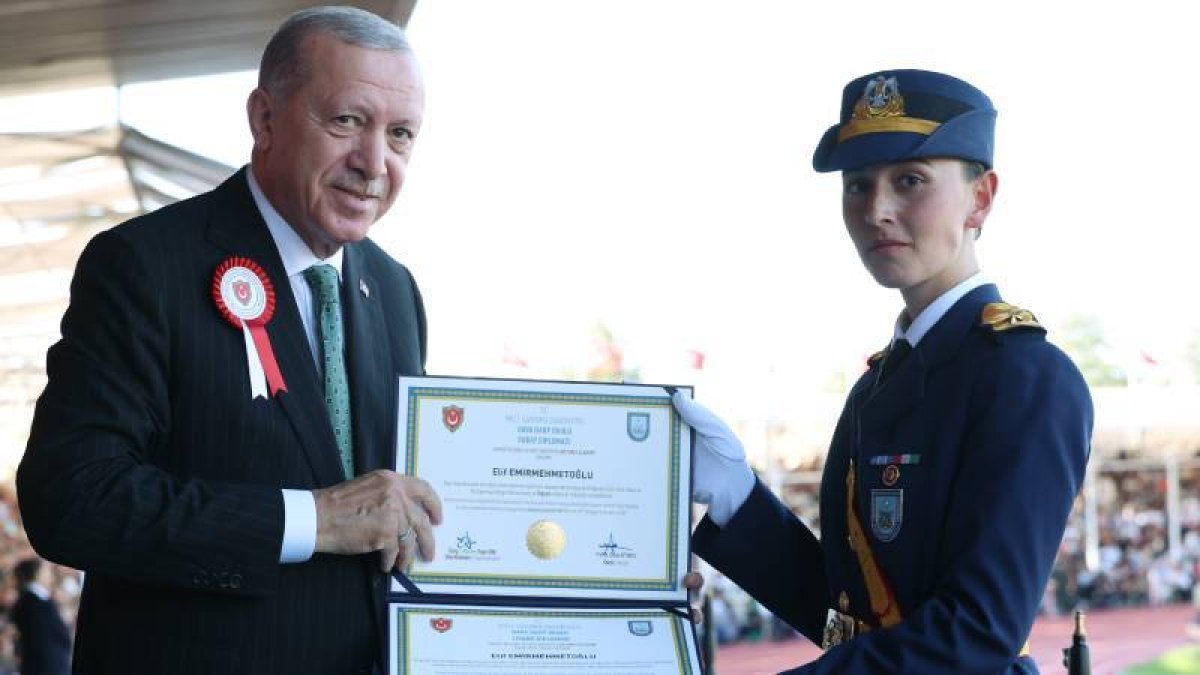 Hava Harp Okulu'nda Teğmen Elif Emirmehmetoğlu devre birincisi oldu