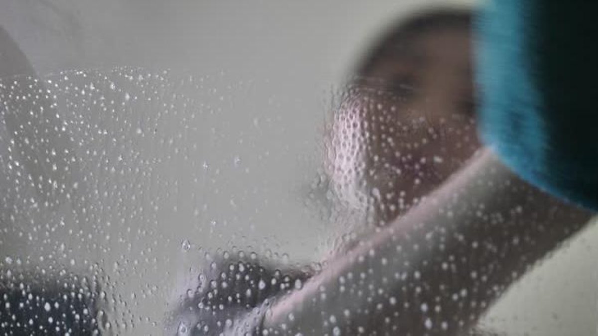 Banyodan sonra buğulanan aynaya elveda deyin: Banyonuzdaki o basit malzemede gizli olan inanılmaz yöntem!