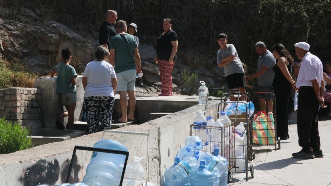 İzmir'de su kesintisi kuyruklara neden oldu
