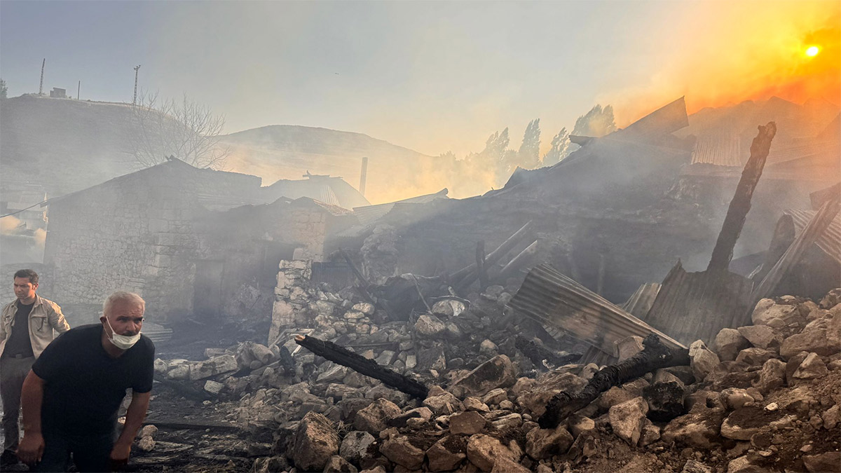 Erzurum'da 1 evde çıkan yangın tüm mahalleye yayıldı! 15 ev 10 ahır kül oldu