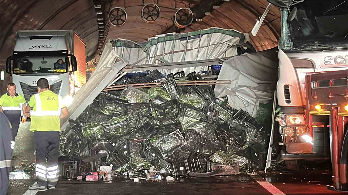 Kuzey Marmara Otoyolu’nda sebze yüklü tır devrildi, uzun araç kuyrukları oluştu