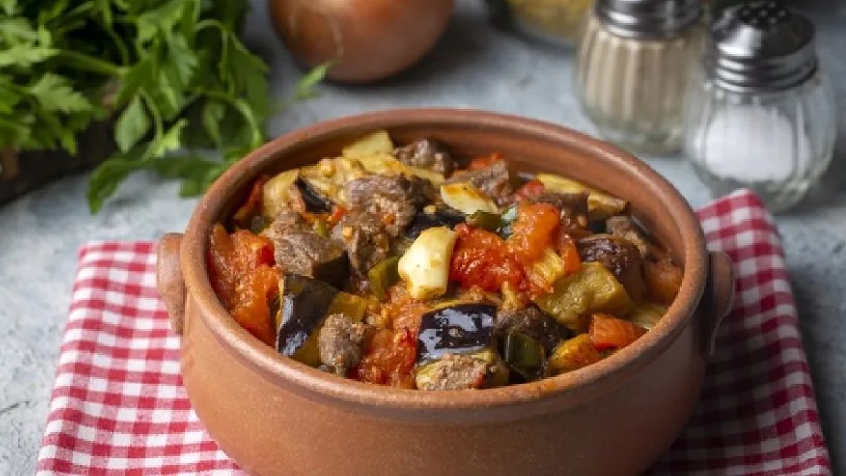 Evde bulunan tüm sebzeler değerlensin! Taş kaplarda pişiyor, lezzeti ikiye katlanıyor