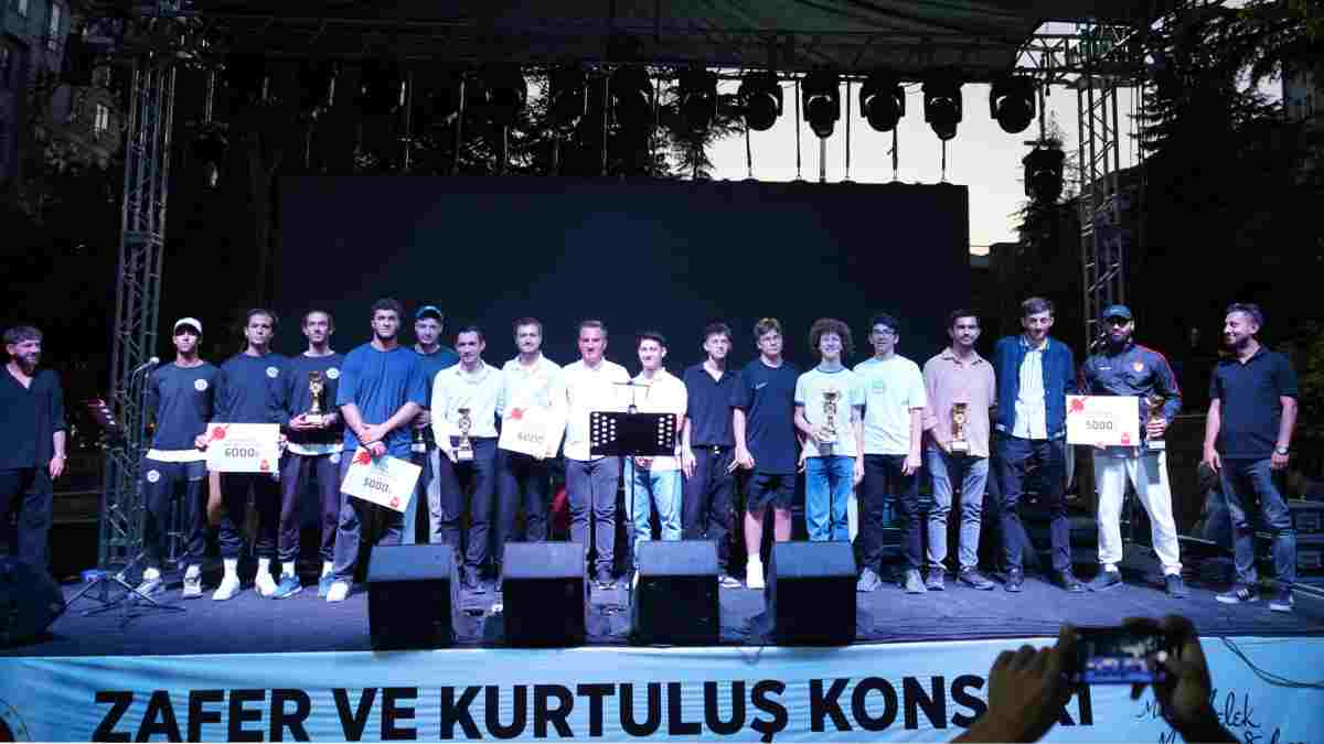 Zafer Turnuvası şampiyonları ödül ve kupalarını aldı